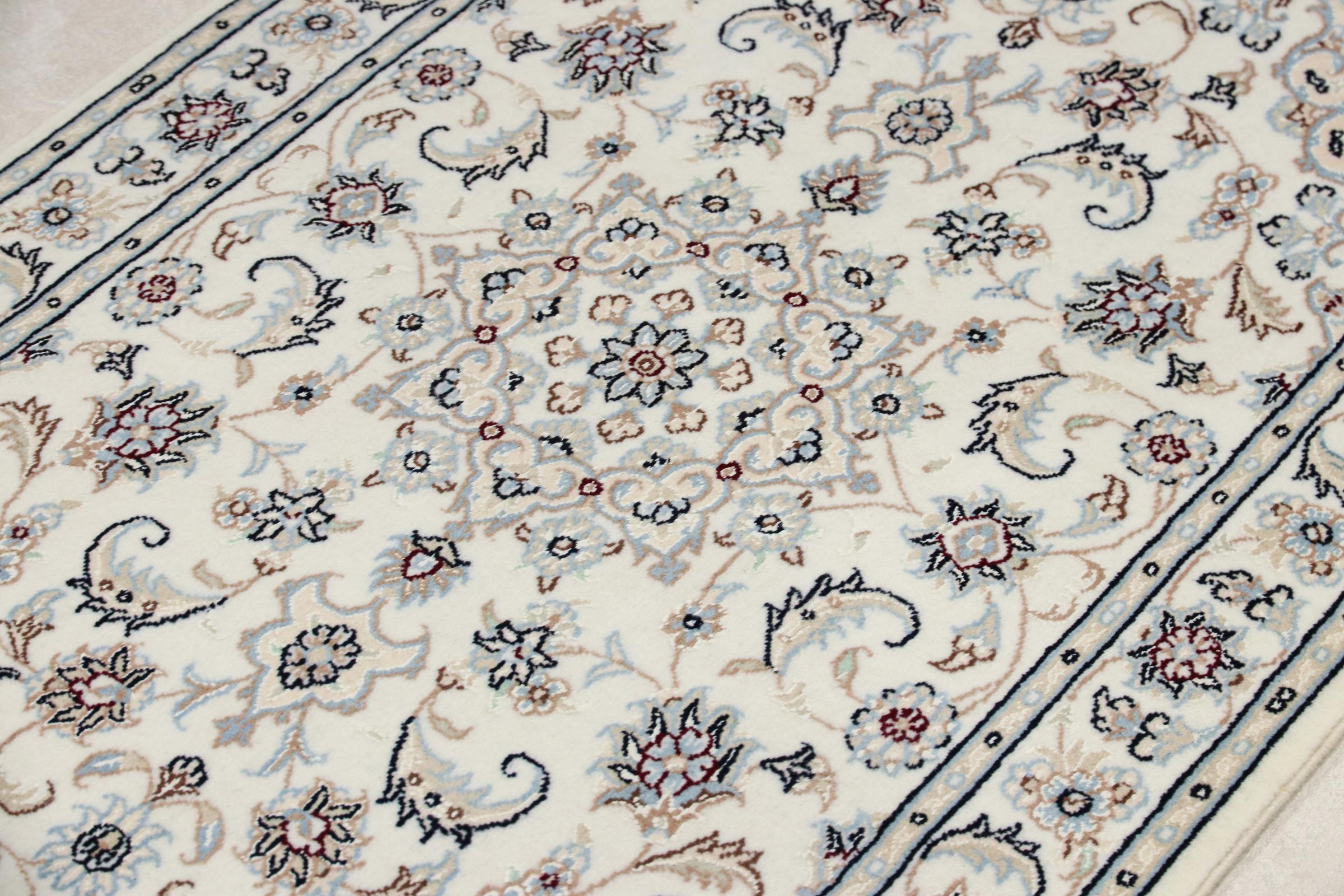 Nain 9La Signed 119x79 ID119113  NainTrading: Oriental Carpets in 120x80