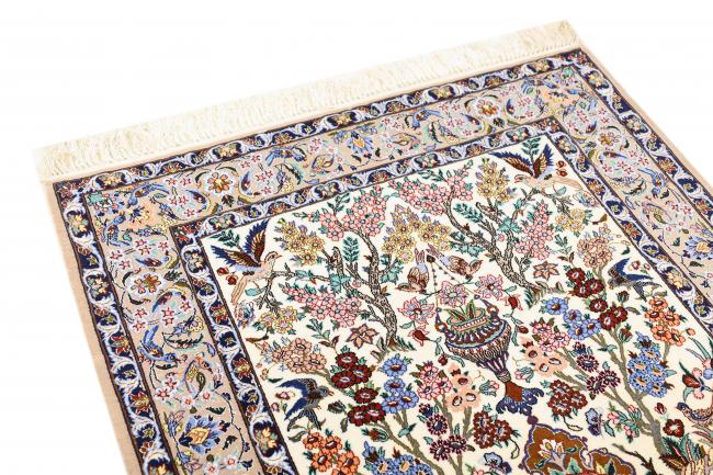 Tapis Fin tapis d'Orient en soie. Mité. Dimensions : 3…